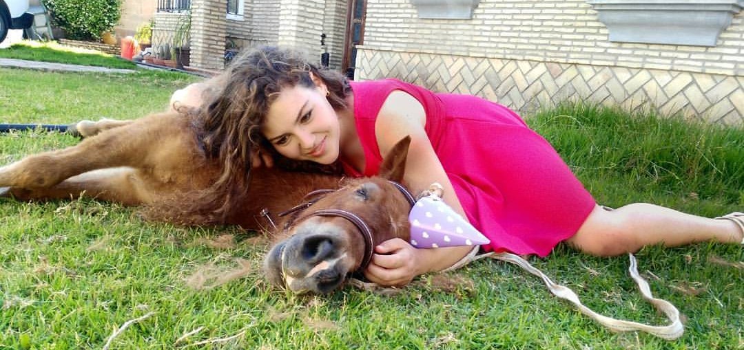 Cuando digo que era amante de Los secretos del Pony Club, me refiero a que incluso mis padres me regalaron una poni, mi pequeña Martina.